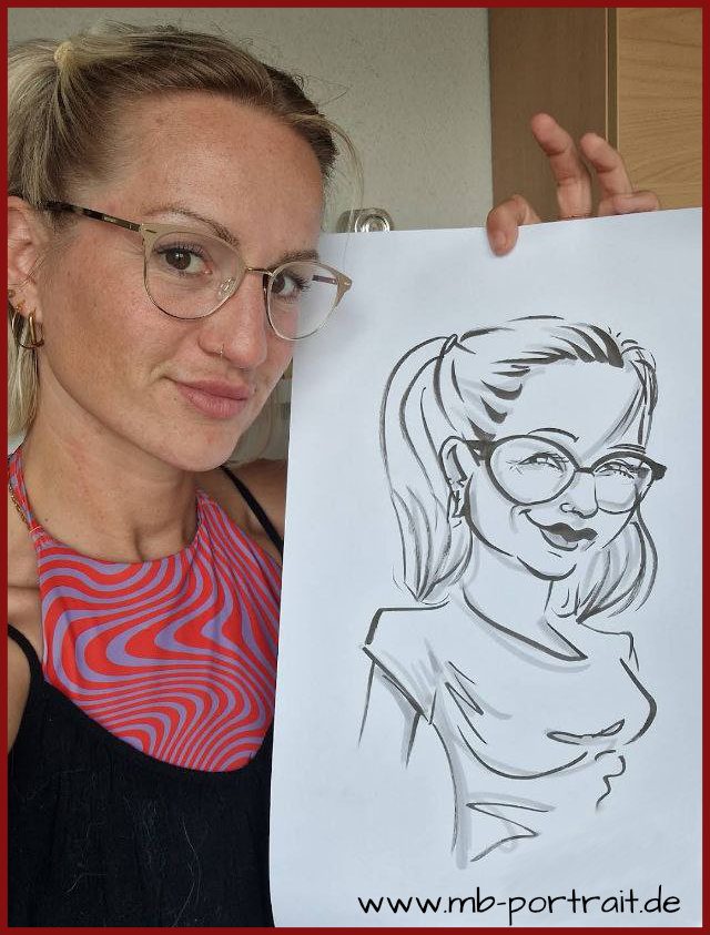 Karikatur Zeichnung, Schnellzeichnung Frau mit Brille Karikatur Zeichnung Frau mit Brille